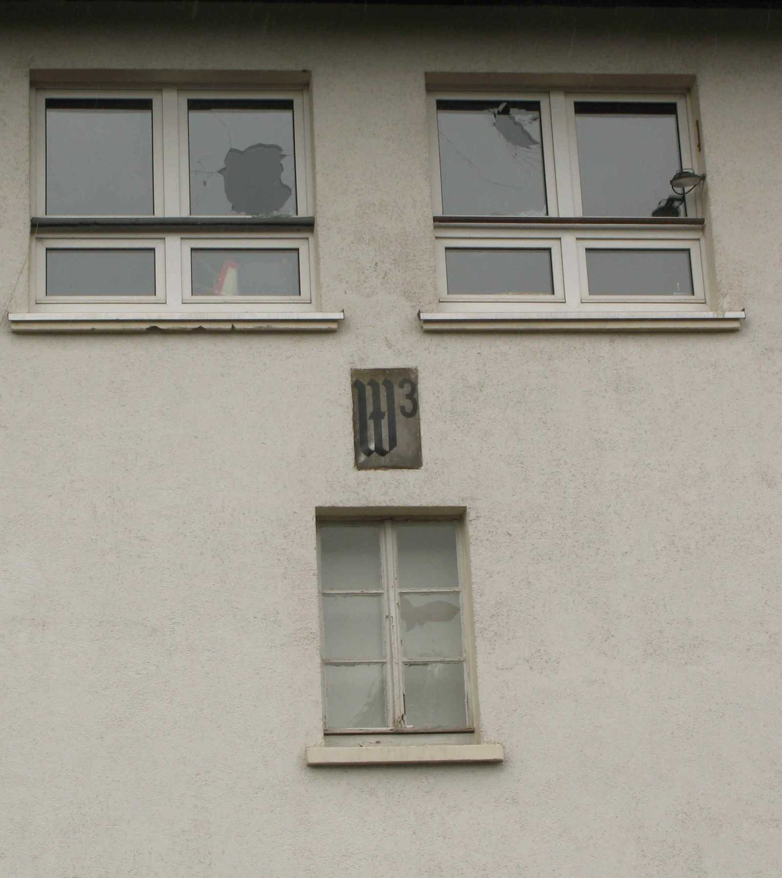 Ohne Worte! Eingeworfene Fensterscheiben am Stellwerk W3.