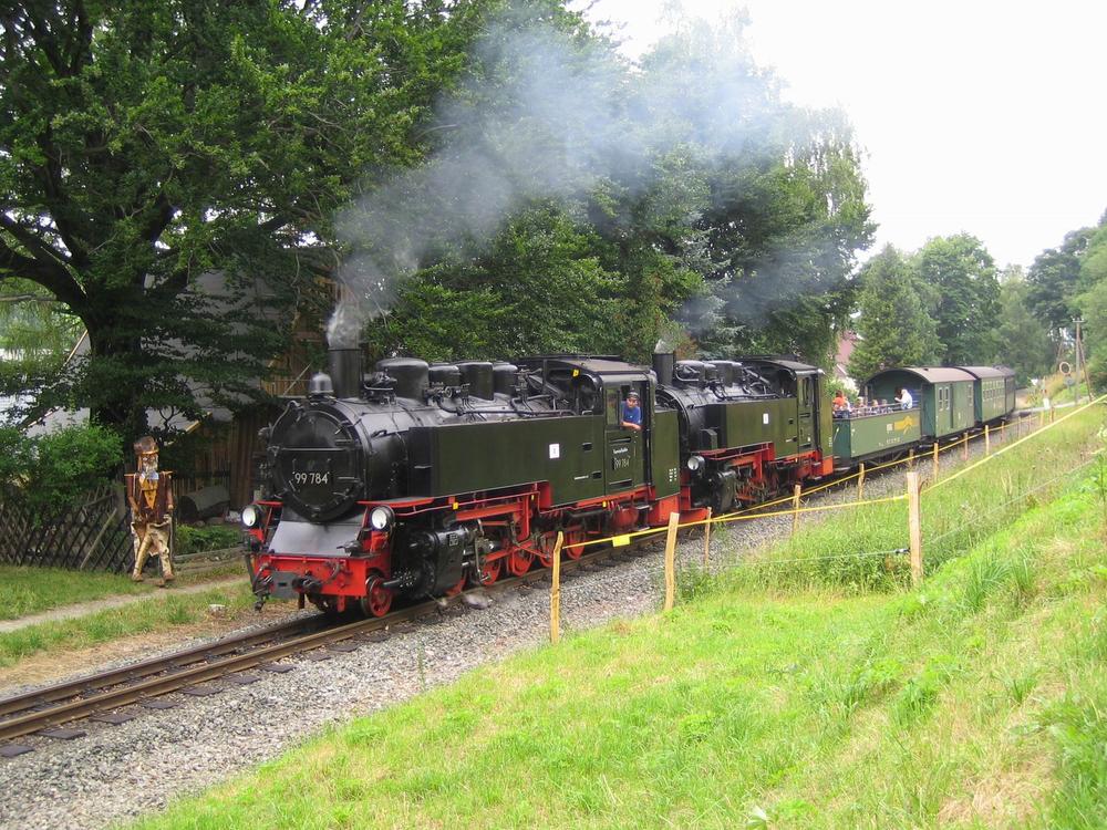 99 784 der Rügenschen BäderBahn absolvierte am 16. Juli 2008 auf der Fichtelbergbahn vor einem Zug zusammen mit einer Lok der Fichtelbergbahn ihre Lastprobefahrt.