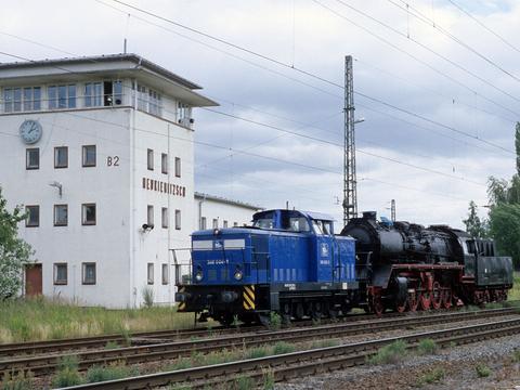 Bei der Überführungsfahrt der 50 3616 mit Press 346 004-3 nach Klostermansfeld wird am 28. Juni 2008 das Stellwerk Neukieritzsch passiert.