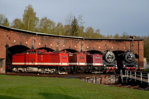 Am 1. Mai treffen sich drei Loks der Baureihe V100 und zwei Loks der Baureihe 58 für die Fotografen vor dem Schwarzenberger Lokschuppen.