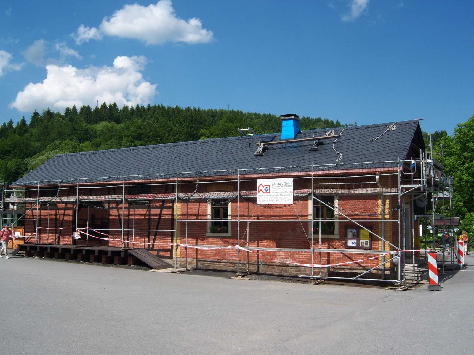 Dachdeckerarbeiten am Bahnhofsgebäude in Steinbach.
