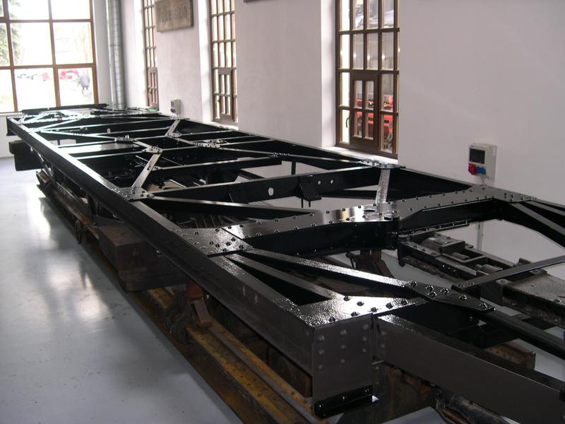 Der Rahmen von 970-214 im Werkstattstand der Fahrzeughalle.