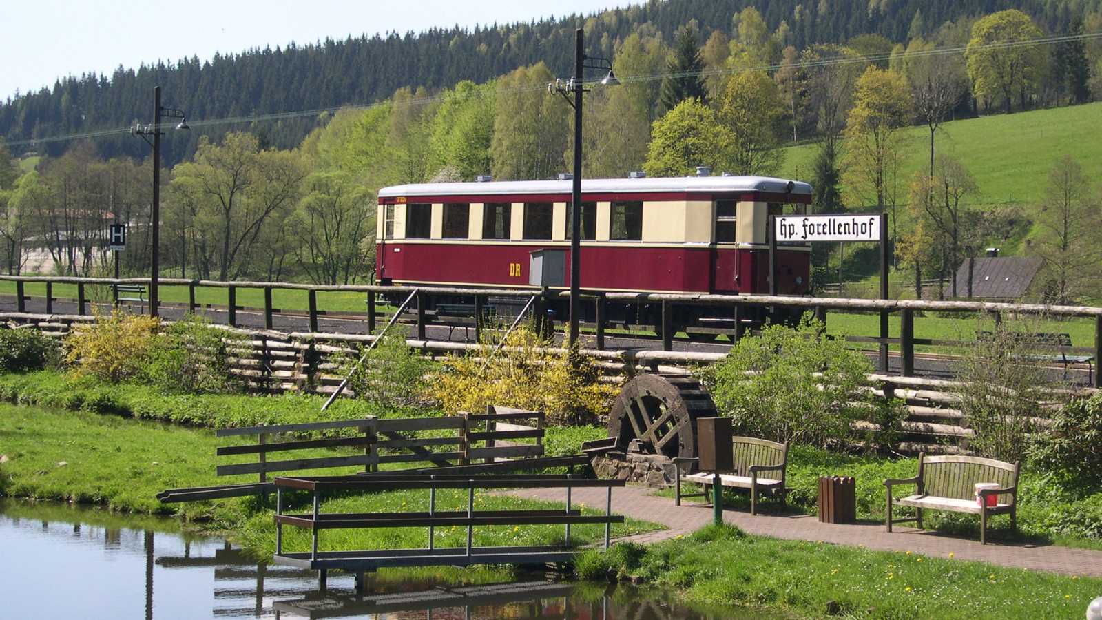 Die ersten Fahrten auf der Preßnitztalbahn absolvierte der Triebwagen VT 137 322 am Freitag, 9. Mai 2008. Hier passiert er das aller erste Mal den Haltepunkt Forellenhof.
