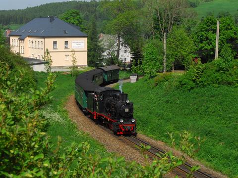 Michael Sperl begegnete am 30. Mai beim Jubiläum der Fichtelbergbahn der Lok 20 der Mansfelder Bergwerksbahn auf ihrer Fahrt in Richtung Oberwiesenthal.