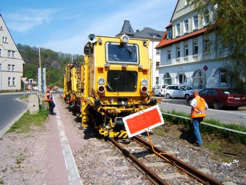 Auf dem Abschnitt Freital-Hainsberg – Freital-Coßmannsdorf kam bereits eine Stopfmaschine zum Einsatz.