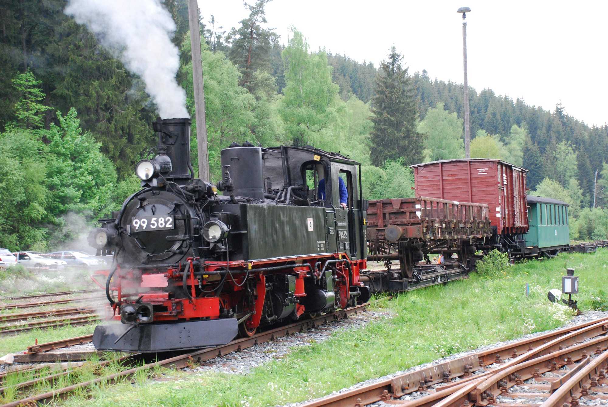 Auf den Schmalspurgleisen in Schönheide Süd rangierte 99 582 der Museumsbahn Schönheide während des „2. WCd – Festivals“ mit den aufgebockten Güterwagen des FHWE und dem von der SDG per Leihvertrag erhaltenen Personenwagen 970-544.
