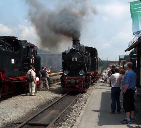 Gastlok „Lok 20“ der Mansfelder Bergwerksbahn“ fährt in den Bahnhof Kurort Oberwiesenthal ein, während auf dem Nachbargleis 99 772 wartet.