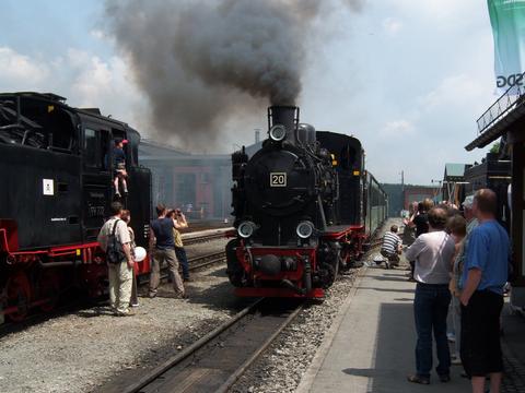 Gastlok „Lok 20“ der Mansfelder Bergwerksbahn“ fährt in den Bahnhof Kurort Oberwiesenthal ein, während auf dem Nachbargleis 99 772 wartet.