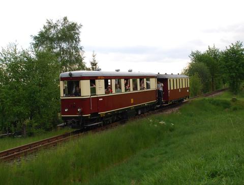 Auf der Museumsbahn Schönheide verkehrte der VT 137 322 zusammen mit dem elfenbein-rot lackierten Traglastenwagen 970-571.