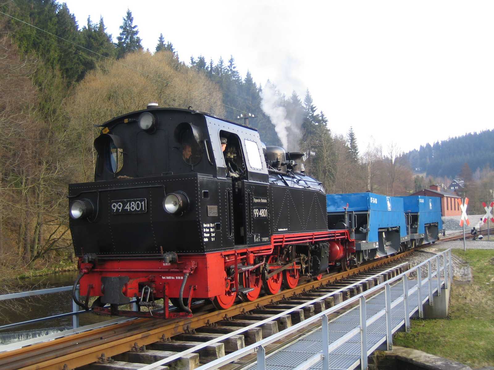 „Werksprobefahrt“ von 99 4801 mit den beiden PRESS-blauen Schotterwagen als Last bei der Ausfahrt des Bahnhofes Schmalzgrube.