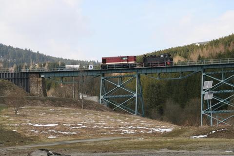 99 4802 am 12. April auf dem Viadukt kurz vor Oberwiesenthal.