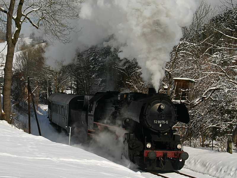 Mit weißer Pracht verabschiedete sich am 24. März 2008 der Winter aus dem Erzgebirge, als 52 8075-5 einen Charterzug nach Augustusburg beförderte. Mit Volldampf geht es bei Markersbach bergan.
