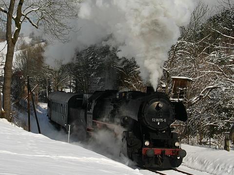 Mit weißer Pracht verabschiedete sich am 24. März 2008 der Winter aus dem Erzgebirge, als 52 8075-5 einen Charterzug nach Augustusburg beförderte. Mit Volldampf geht es bei Markersbach bergan.