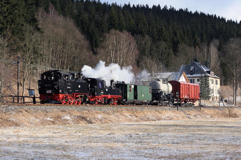 Thomas Schwarze lichtete den in Richtung Steinbach fahrenden Güterzug mit Zuglok 99 1568-7 und Vorspannlok 99 1715-4 am Haltepunkt Forellenhof ab.