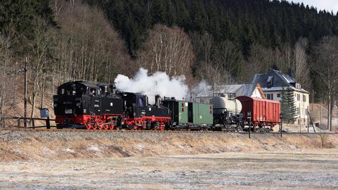 Thomas Schwarze lichtete den in Richtung Steinbach fahrenden Güterzug mit Zuglok 99 1568-7 und Vorspannlok 99 1715-4 am Haltepunkt Forellenhof ab.