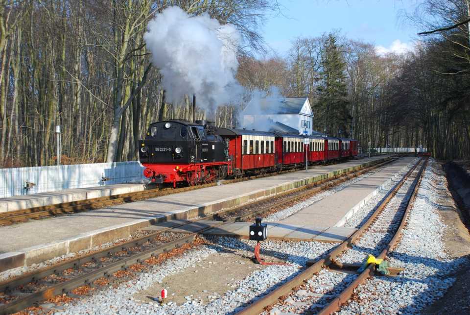 Bahnhof Heiligendamm mit Gleis 3, Gleissperre und Betriebsbahnsteig sowie Zug nach Kühlungsborn mit 99 2331-9 im März 2008.