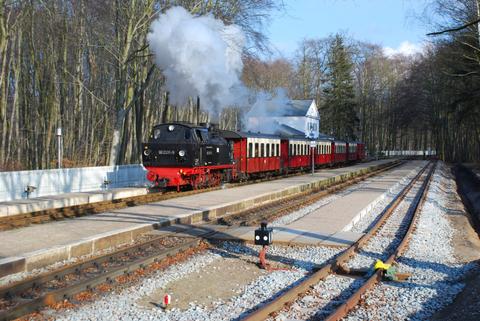 Bahnhof Heiligendamm mit Gleis 3, Gleissperre und Betriebsbahnsteig sowie Zug nach Kühlungsborn mit 99 2331-9 im März 2008.