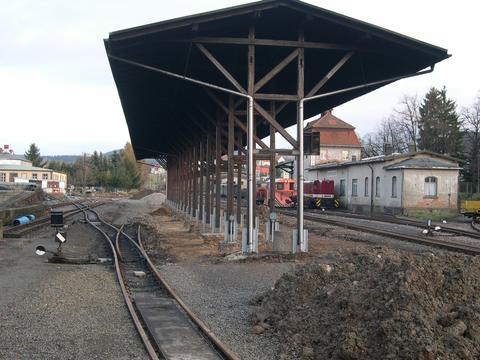 Im Bahnhof Dippoldiswalde sind die Bahnsteiggleise und der Bahnsteig zurückgebaut. Beide werden nun erneuert.