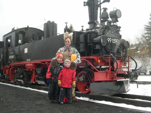 Die Osterhäsin der Preßnitztalbahn begrüßte zu den Osterfeiertagen im Bahnhof Steinbach die Kinder mit einer kleinen Überraschung.