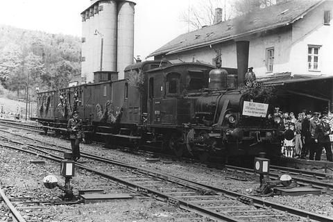 98 7051 beförderte 1958 den Jubiläumszug zum 100jährigen Bestehen der Eisenbahnstrecke Schwarzenberg – Zwickau – handgebremst! Im Zeitalter übertriebenen Technikwahnes inzwischen unvorstellbar.