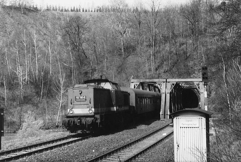 Am 25. April 1987 hat 112 781 gerade den Schlemaer Tunnel mit der damals noch unsanierten Halde verlassen.