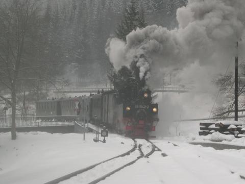 Winterdampf zu Ostern: Bei dichtem Schneetreiben fährt 99 1542-2 mit ihrem Zug in den Bahnhof Schmalzgrube ein.