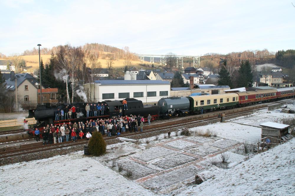 Am 23.September 2007 machte der Sonderzug der EBB Press GmbH für die Mitarbeiter und deren Angehörigen mit 52 8080-5 und Zug der Ostsächsischen Eisenbahnfreunde für ein Gruppenfoto im Bahnhof Markersbach Station.