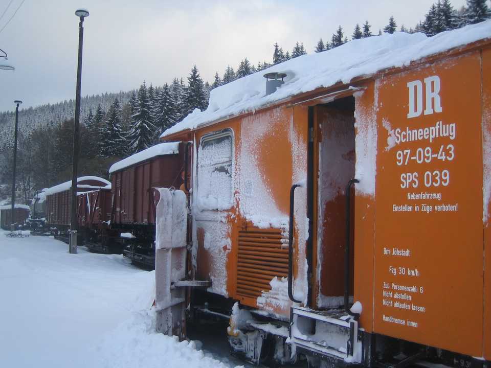 Ob zur Foto-Güterzugveranstaltung am 16. Februar Schnee im Preßnitztal liegen wird, war zum Redaktionsschluss noch nicht klar. Aber dass es durchaus auch in diesem Winter schon reichlich „weißes Pulver“ gegeben hat, zeigt der Einsatz des Schneepfluges am 16. November 2007 im Bahnhof Schmalzgrube.