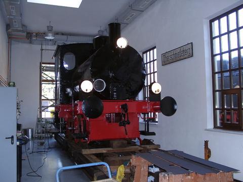Regelspurige Dampfspeicherlok im Werkstattstand der Fahrzeughalle. Die Lok ist als Werbeträger für die Museumsbahn vorgesehen.