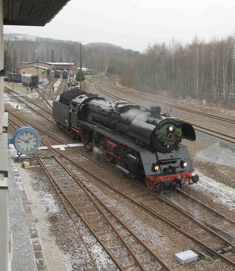 Mit einem Sonderzug aus Berlin stattete die 03 1010 am 15. Dezember 2008 dem Erzgebirge einen Besuch ab, im Eisenbahnmuseum wurde sie für die Rückfahrt restauriert.