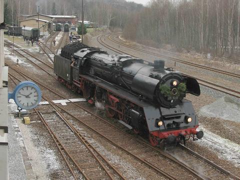 Mit einem Sonderzug aus Berlin stattete die 03 1010 am 15. Dezember 2008 dem Erzgebirge einen Besuch ab, im Eisenbahnmuseum wurde sie für die Rückfahrt restauriert.