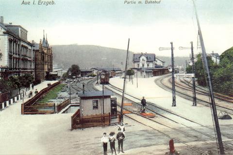 Der stark befahrene Bahnübergang an der Lößnitzer Straße in Aue wurde 1937 durch eine neue Spannbeton-Brücke ersetzt.