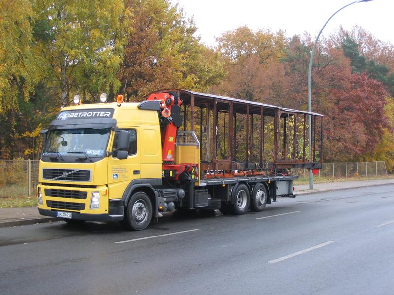Der abgebrannte Gerätewagen 6053 wurde am 2.11.2007 durch die EBB Press GmbH nach Hennigsdorf zu Bombardier Transportation gefahren.