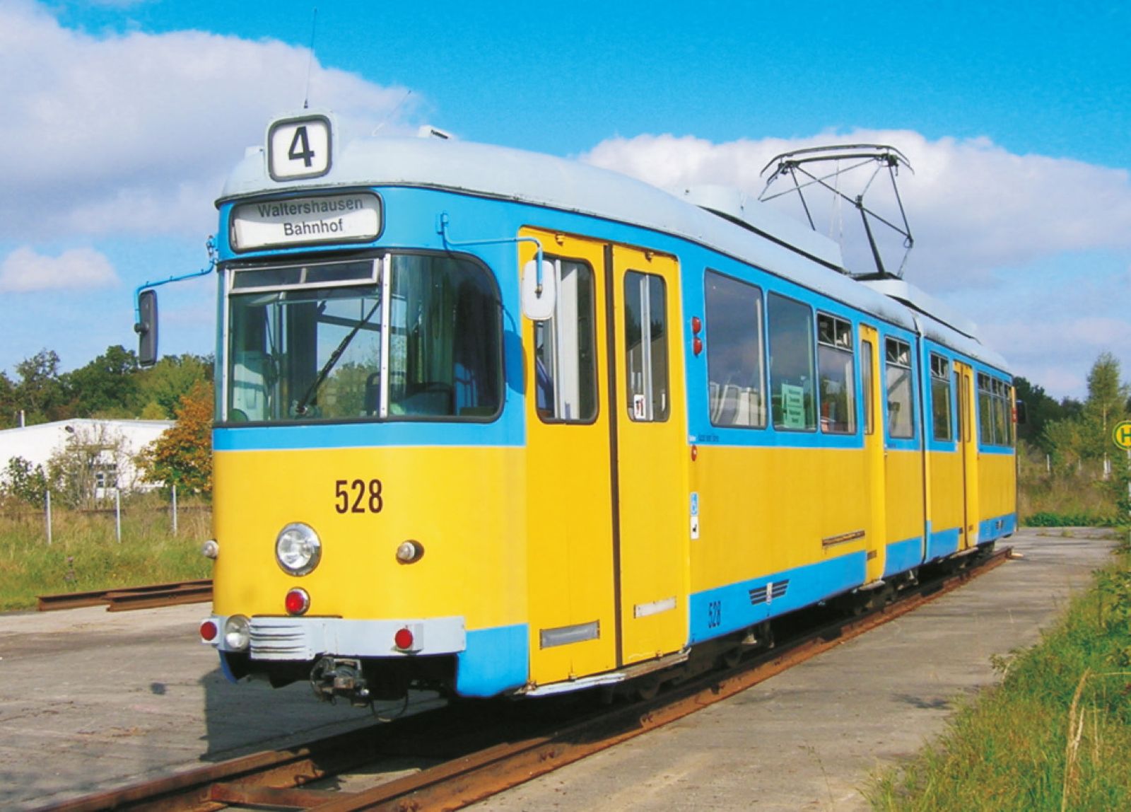 DÜWAG-Straßenbahngelenktriebzug 528 in Georgenthal.
