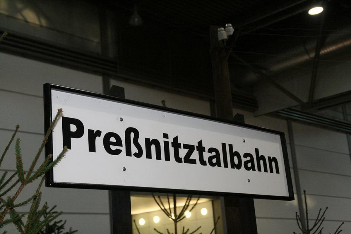 Stationsschild des Haltepunktes „Preßnitztalbahn“ auf der Messe „modell hobby spiel 2008“ in Leipzig