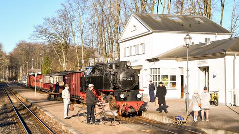 Jan Methling fotografierte in den Morgenstunden des 19. März 2022 im Bahnhof Heiligendamm
diesen von der Dampflok 99 323 geführten Fotozug samt im Stil der 1960er Jahre gekleideter Komparsen.