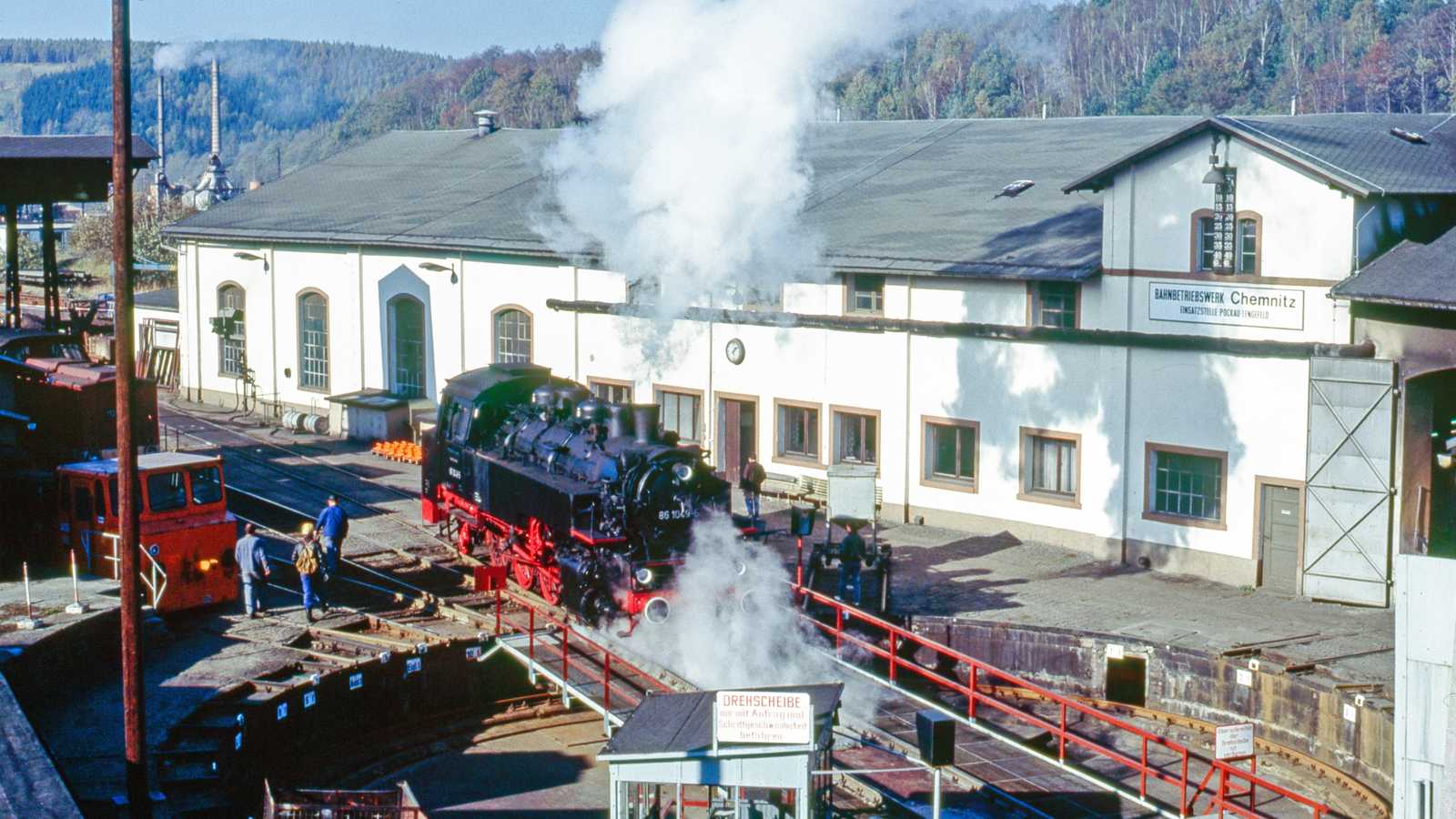Als die Lok 86 1049-5 am 28. Oktober 1991 die 18-m-Drehscheibe der Einsatzstelle Pockau-Lengefeld des Bw Chemnitz verließ, war natürlich ein Fotograf mit seiner Kamera zur Stelle.
