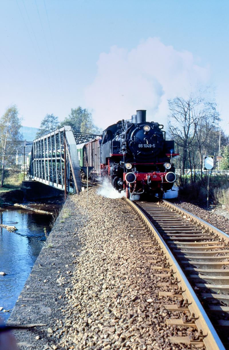Ebenfalls am 28. Oktober 1991 entstand diese Einsatzaufnahme der 86er. Darauf hat die Maschine gerade in Olbernhau-Grünthal mit dem P19761 nach Neuhausen die Flöha-Brücke überquert.