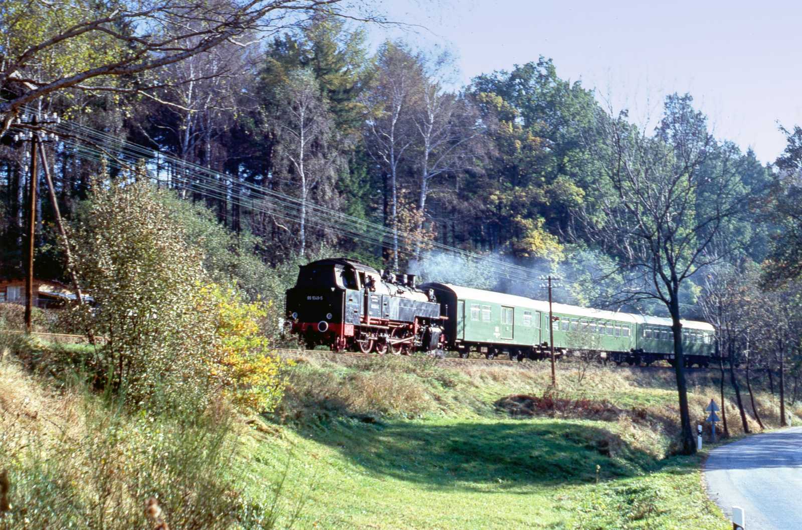 Auf der Rückfahrt von Neuhausen nach Pockau-Lengefeld rollte der von 86 1049-5 geführte Personenzug 19764 bei Nennigmühle am 28. Oktober 1991 seinem Zielbahnhof entgegen.