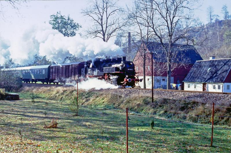 Mit dem Zug P19761 näherte sich die 86er am 28. Oktober 1991 dem Endbahnhof Neuhausen (Erzgeb).