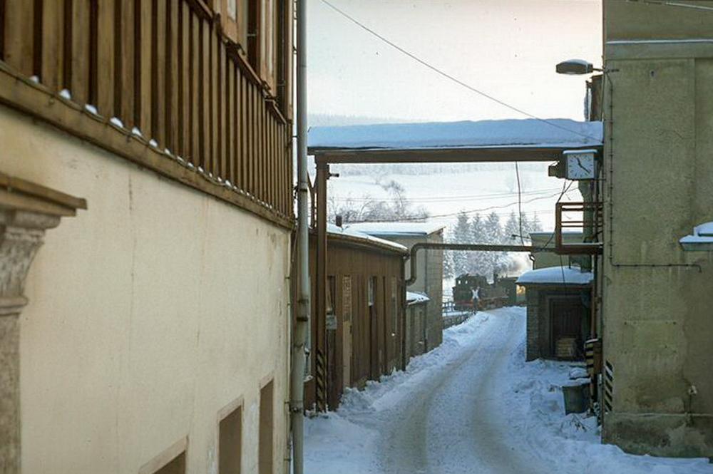 Viel Abrisspotential ist auf dieser Aufnahme vom 30. Dezember 1995 mit Blick von der Schlösselstraße durch den Paschweg zum Bahnübergang zu sehen. Rechts steht jetzt die Ausstellungs- und Fahrzeughalle der Preßnitztalbahn.