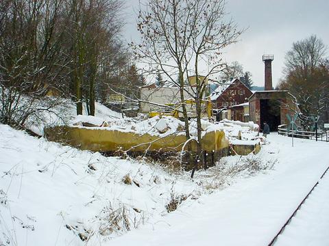 Während am 24. November 2001 die Seitenwände der Fabrikhalle bereits entfernt sind und nur noch der Fundamentsockel vorhanden ist.