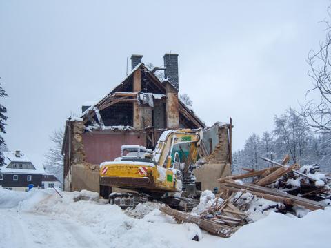 Am 16. März 2010arbeitet sich der Abbruchbagger durch das ehemalige Wohnhaus an der Zufahrt zur Fahrzeughalle, was oben links noch komplett zu sehen ist.
