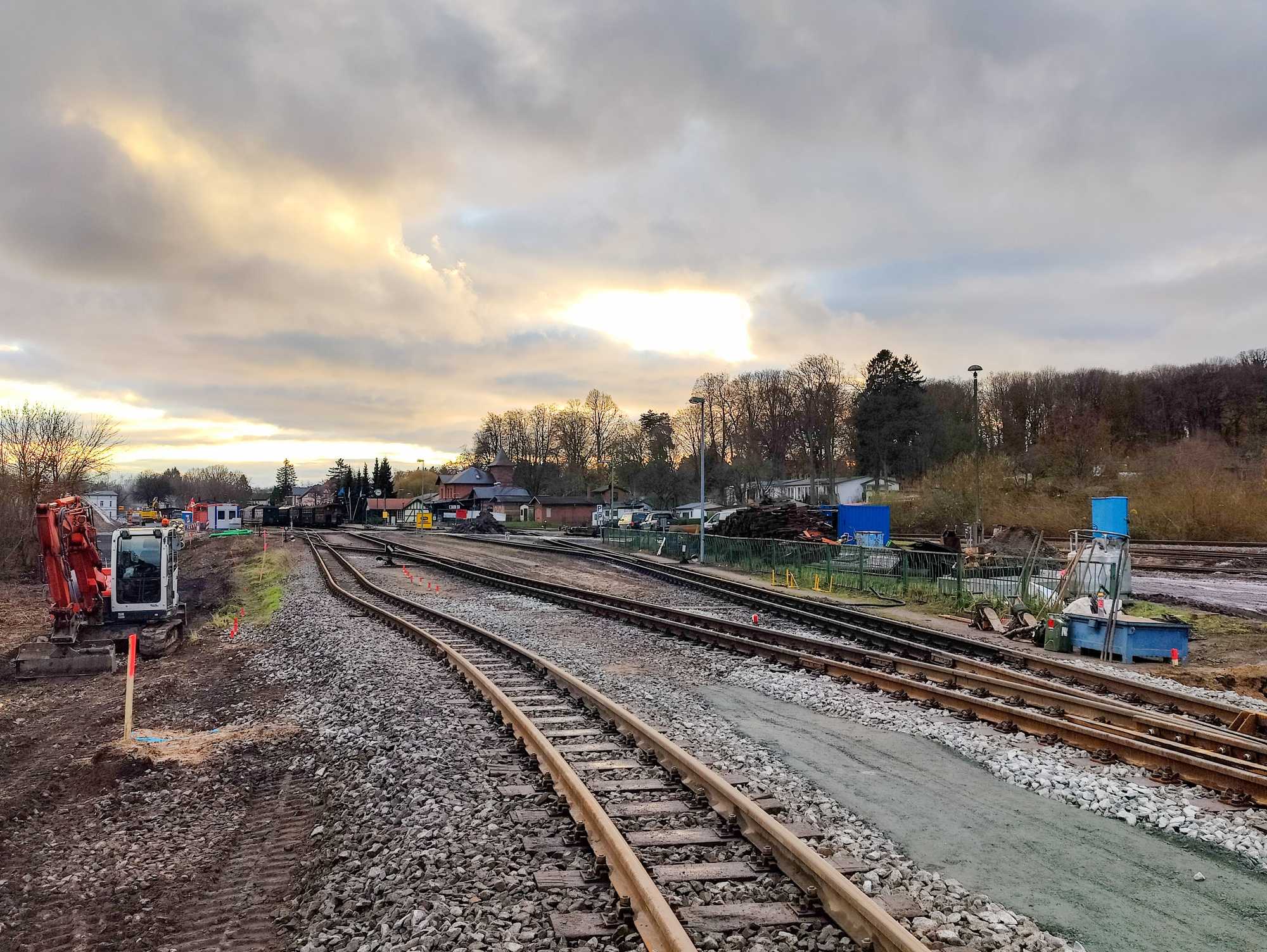 Bahnhof Putbus am 29. November 2021: Links neben den Gleisen entsteht aktuell die Zufahrtsstraße zur geplanten Betriebswerkstatt. Im Vordergrund sieht man die Gleisverschwenkungen der neu gebauten Weiche 11 (rechts) und des Ausziehgleises an den bisherigen Gleisplan.