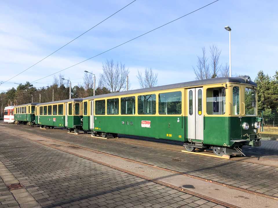 Die drei von der Parkbahn erworbenen ex WAB-Wagen im Straßenbahndepot Cottbus