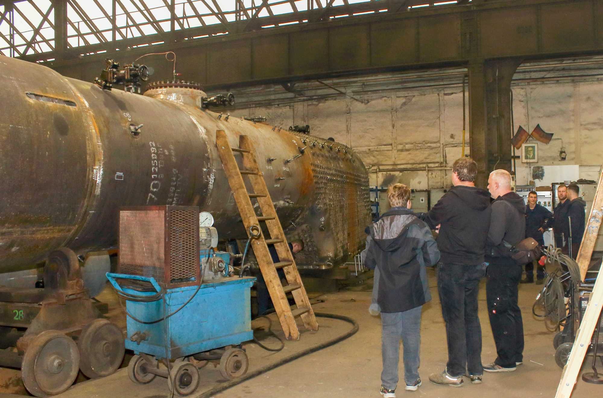 Mehrere VSE-Mitglieder nahmen Ende Oktober 2021 im Dampflokwerk Meiningen an der Kalt-Wasserdruckprobe des Kessels der 50 3616-5 teil. Im Hintergrund „beobachtete“ Erich Honecker den Fortgang der Arbeiten.