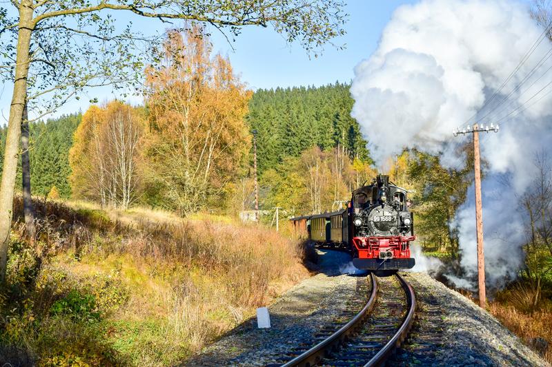 Einen „Goldenen Herbst“ gab es auch am 24. Oktober 2021 im Preßnitz- und Schwarzwassertal: Die IV K 99 1568-7 hatte den P14115 am Haken, als sie die letzten Meter zwischen dem Haltepunkt Ausstellungs- und Fahrzeughalle sowie dem Endbahnhof Jöhstadt erklomm.