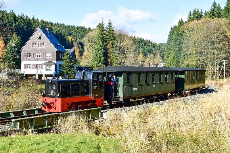 Am 6./7. November 2021 gab es aufgrund des schönen Herbstwetters zwei zusätzliche Fahrtage auf der Preßnitztalbahn. Als Zuglok diente die 199 009-2 (V10C), hier fotografiert in der Ortslage Schlössel von Thomas Poth.