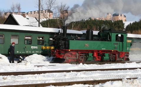 Peter Hänel fotografierte am 23. November in Oberwiesenthal die Übergabe von 99 586 als IV K 176 von der SDG an den Vorstand der Traditionsbahn Radebeul e.V.