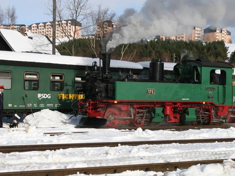Peter Hänel fotografierte am 23. November in Oberwiesenthal die Übergabe von 99 586 als IV K 176 von der SDG an den Vorstand der Traditionsbahn Radebeul e.V.